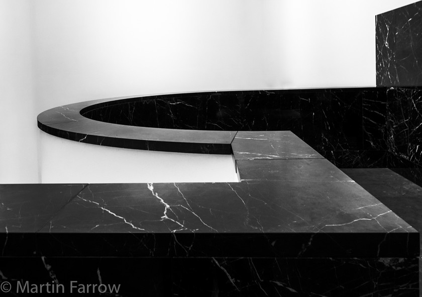 Gallery 
 Gallery with black marble 
 Keywords: gallery,wall,marble,black,mono,white,curve